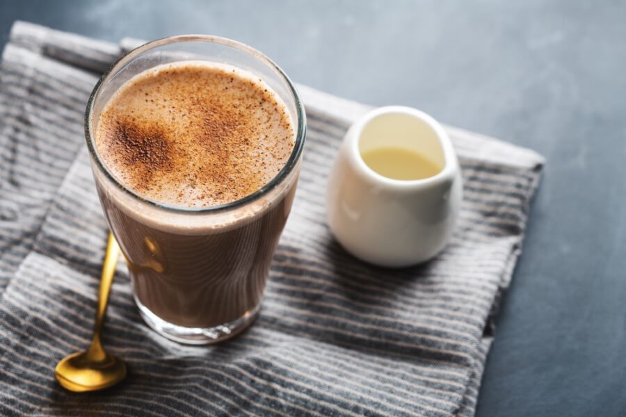 chai latte napój w wysokiej szklance